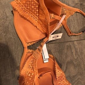 NWT Victoria’s Secret Bra 32D